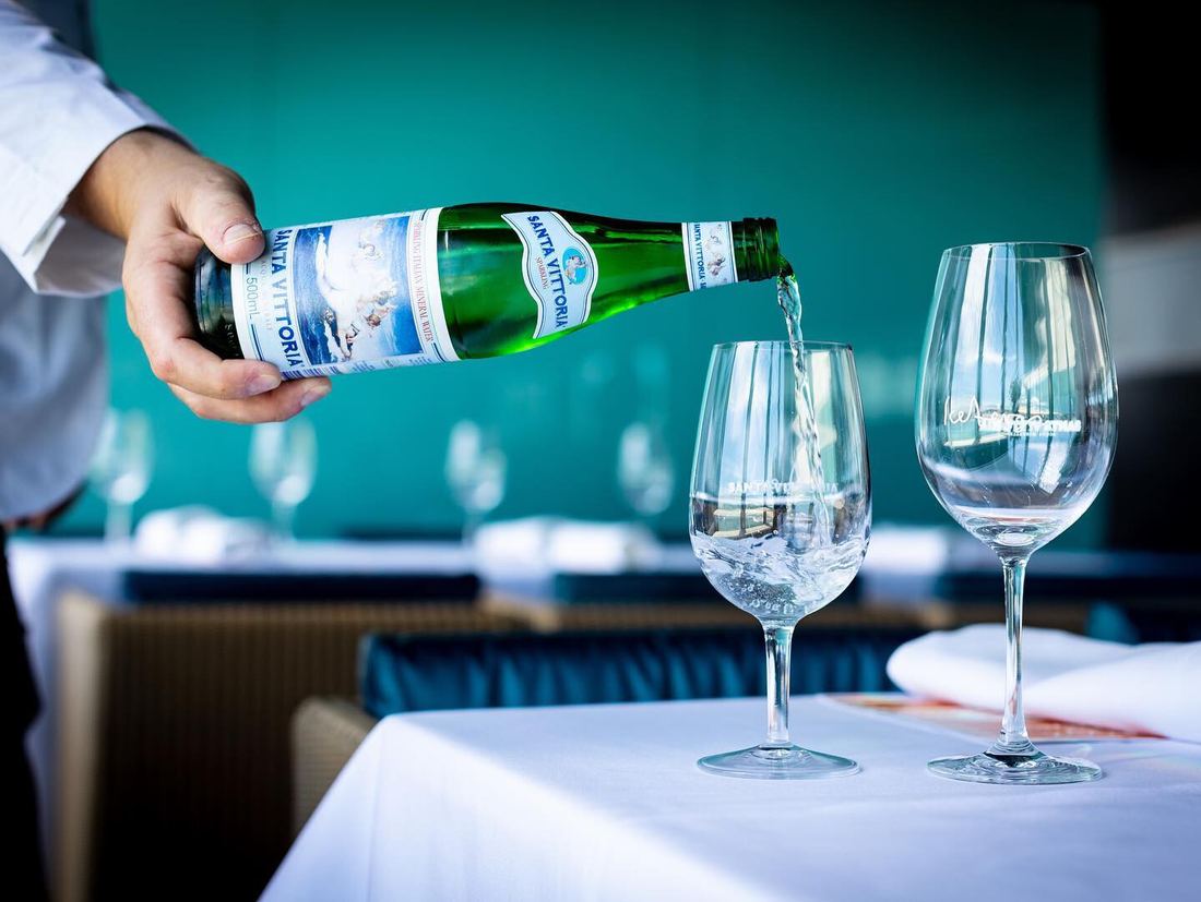 Santa Vittoria Sparkling Mineral Water 1L Glass Bottle thumbnail 2