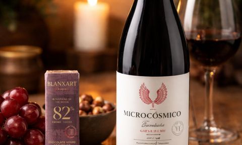 DISCOVER THE PERFECT HARMONY: MICROCÓSMICO GARNACHA & CONGO DARK 82% ORGANIC "BLANXART"